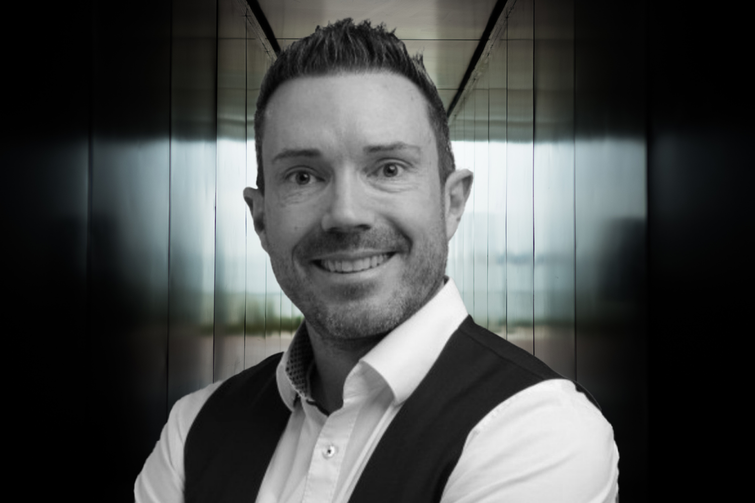 Christopher Meister Business Portrait in schwarzem T-Shirt