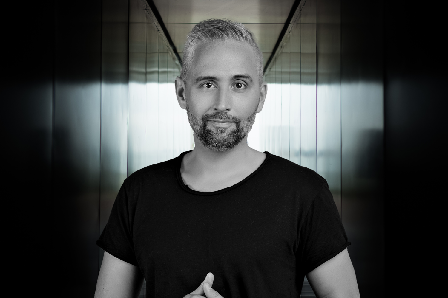 Daniel Crucius Business Portrait in schwarzem T-Shirt